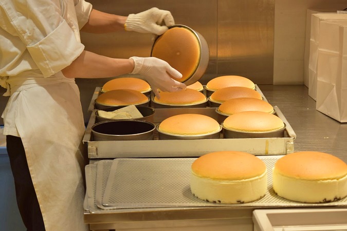 りくろーおじさんのチーズケーキが焼き上がる様子