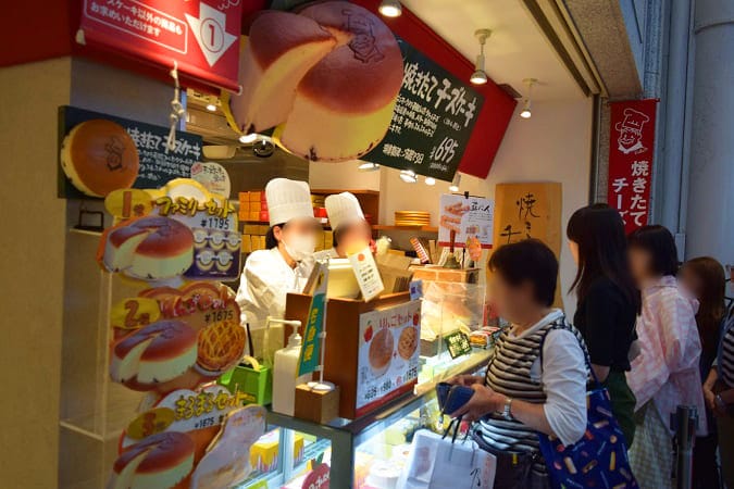 りくろーおじさんの店 なんば本店1階の店頭