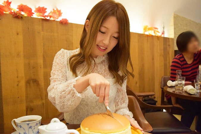 陸カフェROOMで超・焼きたてチーズケーキをホールで切り分ける様子