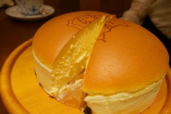 りくろーおじさんの焼きたてチーズケーキの断面
