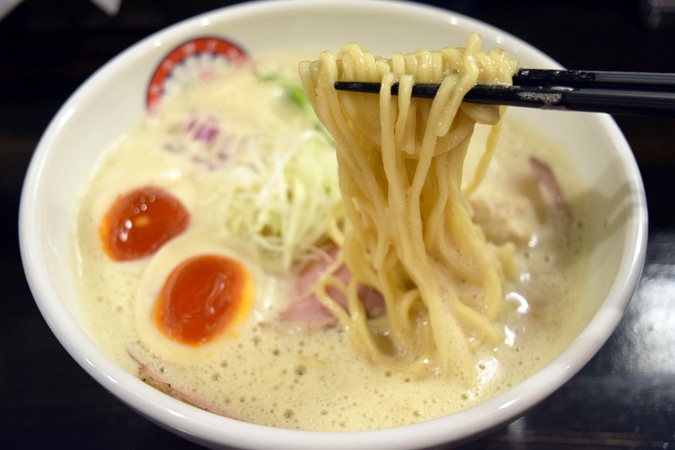 【スープまで完飲する人続出！】横浜家系ラーメン「満月家」の味玉ラーメンが中毒性ありすぎた