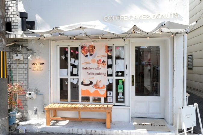Cafe Seedsの店内、電源完備の作業スペース