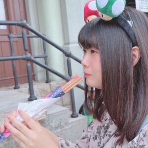 USJでチュロスを食べ歩きする様子