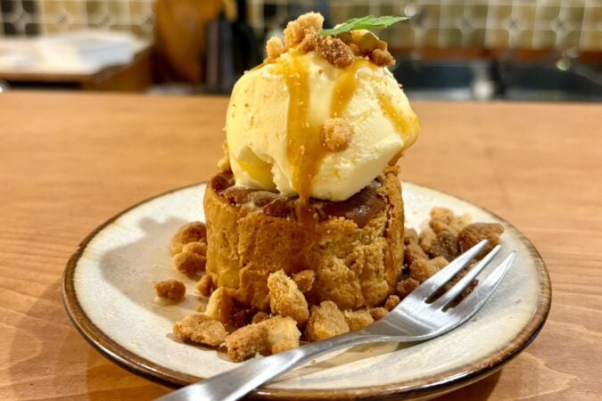 「Chotto」の看板メニュー「キャラメルバスクチーズケーキ」とドリンク