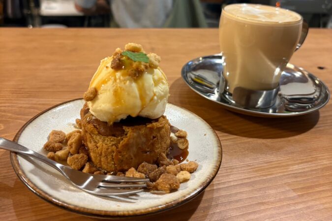 香里園の人気カフェで味わえるキャラメルデザートとカフェラテ