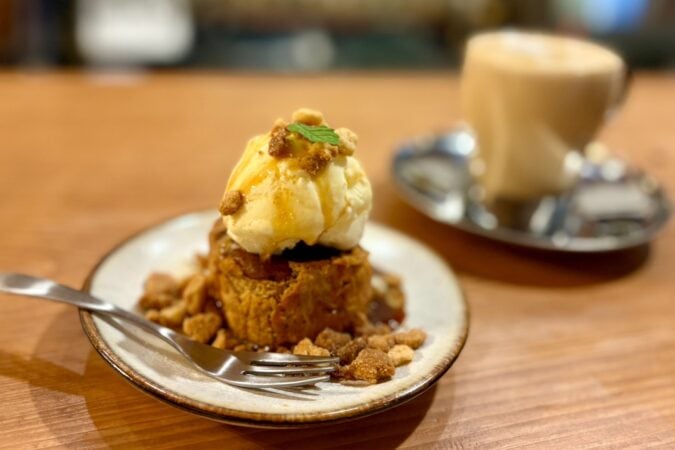 とろけるアイスがのった「Chotto」のキャラメルバスクチーズケーキ