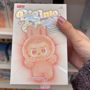 POP MARTのラブブぬいぐるみを手に持つ様子