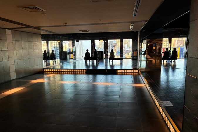 大川を間近に眺められる京阪シティモールの無料休憩スペース