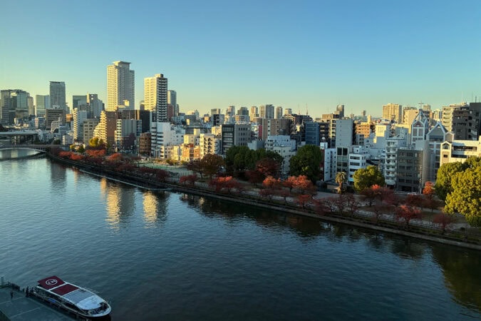京阪シティモール8階レストスペースから望む大川の絶景と観光船