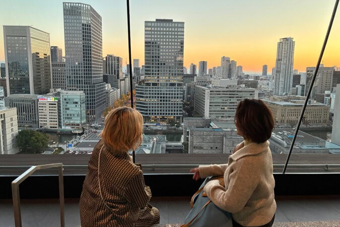 大阪堂島浜タワー16階WowUsの展望テラスのベンチに座って御堂筋を眺める光景