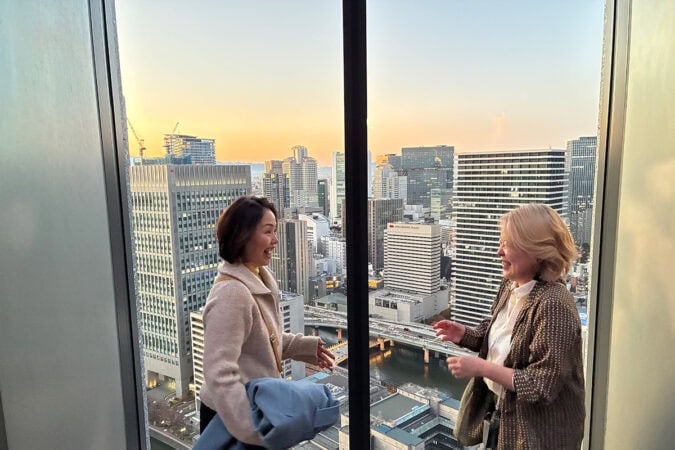 淀屋橋ステーションワン30階スカイテラスの絶景の前で談笑する光景