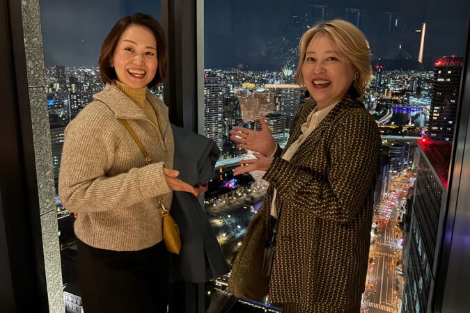 淀屋橋ステーションワン30階スカイテラスの夜景の前に立つおばちゃんライターと友達