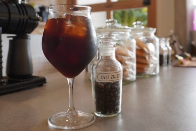 「IRO COFFEE」のアイスコーヒーとオリジナルブレンド豆