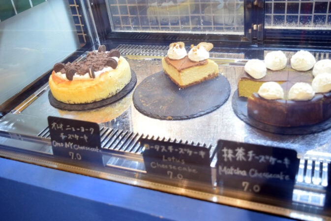Cafe JJのショーケースに並ぶチーズケーキ各種