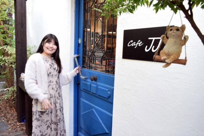 鶴橋の隠れ家カフェ「Cafe JJ」のブルーの扉