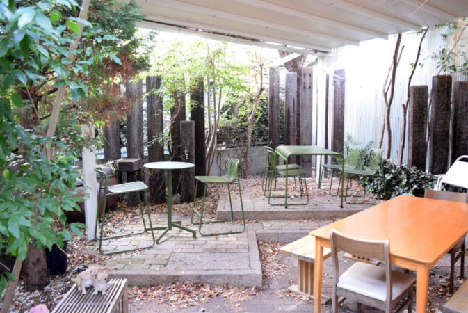 Cafe JJの緑に囲まれた1階テラス席(ペット同伴OK)