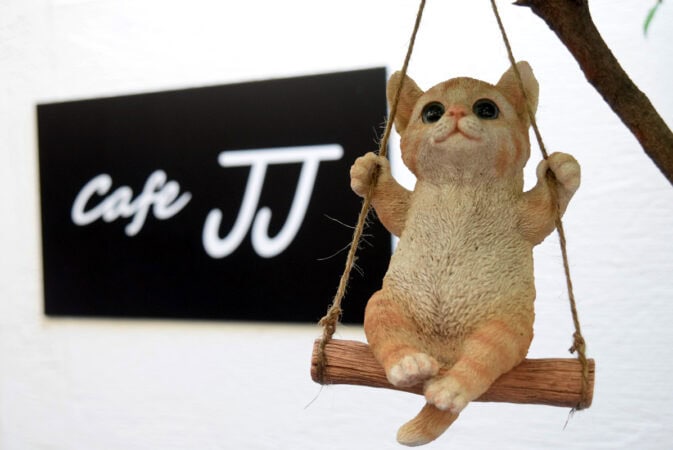 Cafe JJ 扉横の猫モチーフの置物
