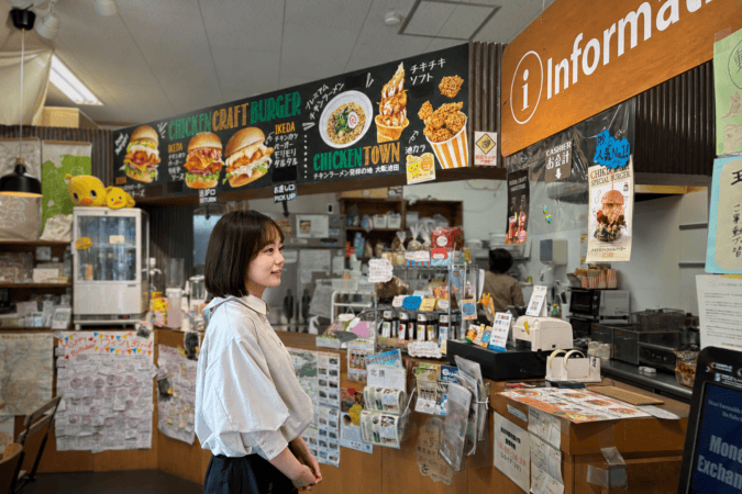 池田市観光案内所の店内イートインスペース