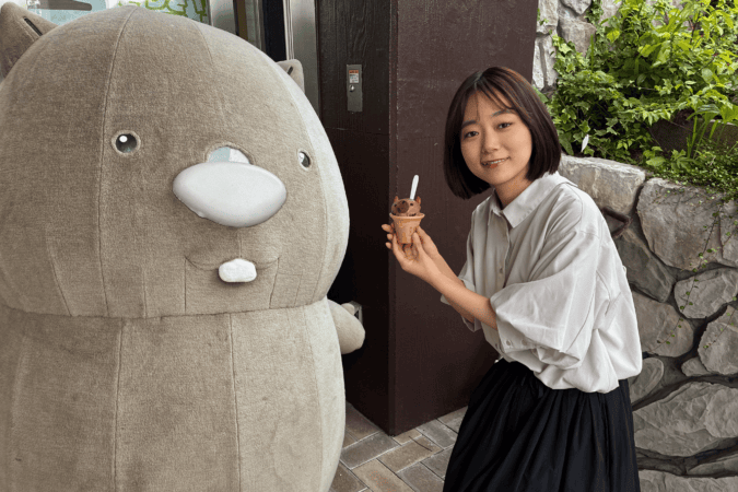 五月山公園売店のフリースペースとウォンバットのぬいぐるみ