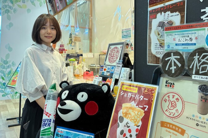 店頭の大きなくまモンが目印のクマモトミルクティー川西店