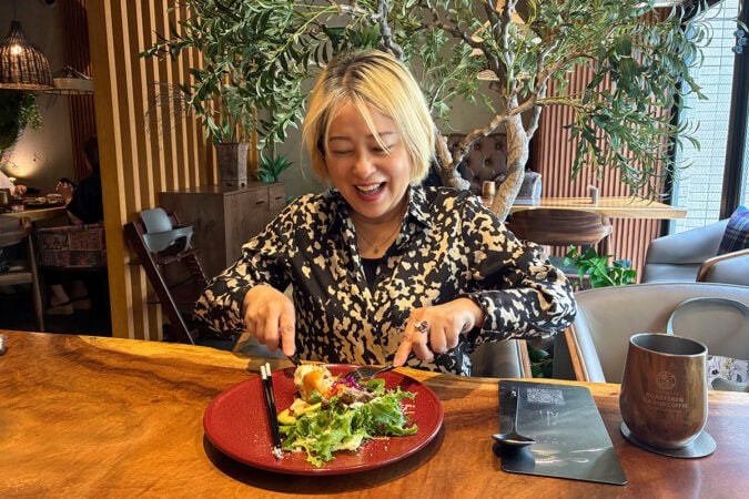 箕面「YAMAMINEモダン食堂」のボリュームたっぷりのサラダ