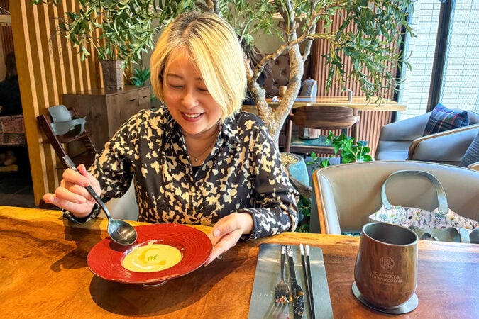 箕面「YAMAMINEモダン食堂」のコンソメジュレ入りスープ
