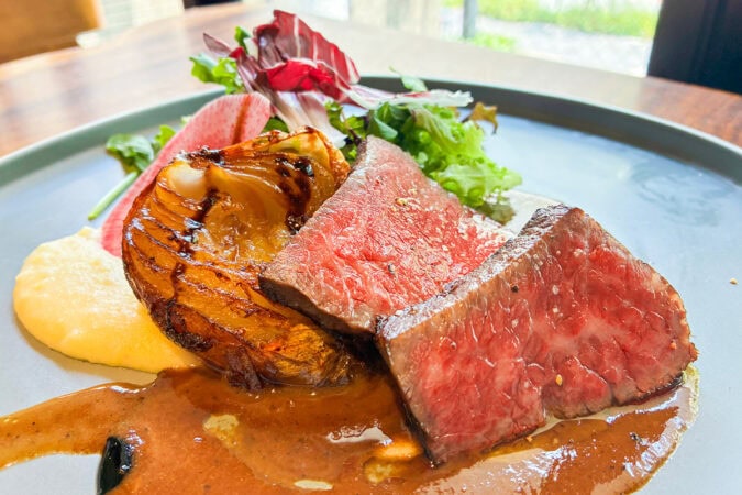 箕面「YAMAMINEモダン食堂」の主役の和牛赤身ステーキ