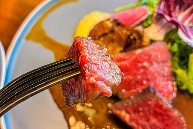 箕面「YAMAMINEモダン食堂」の厚みのある和牛赤身ステーキ