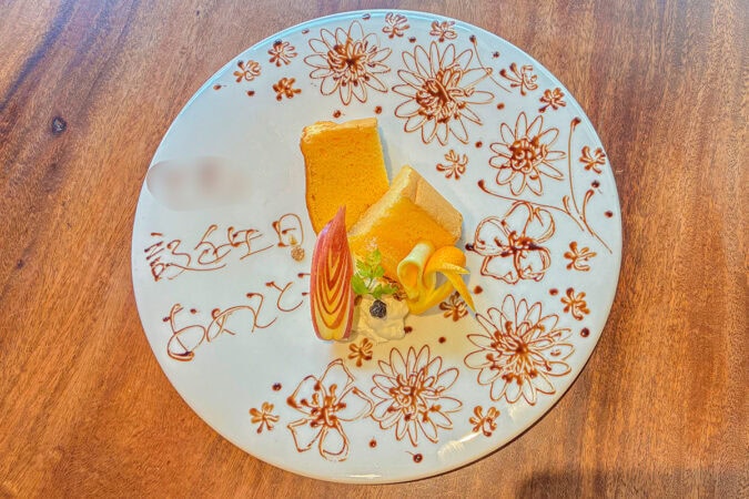 箕面「YAMAMINEモダン食堂」のお祝いのバースデープレート