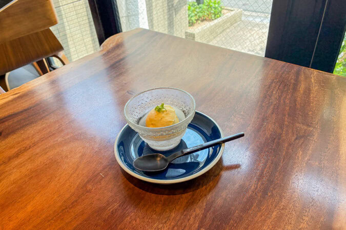 箕面「YAMAMINEモダン食堂」のデザートのマンゴーアイスクリーム