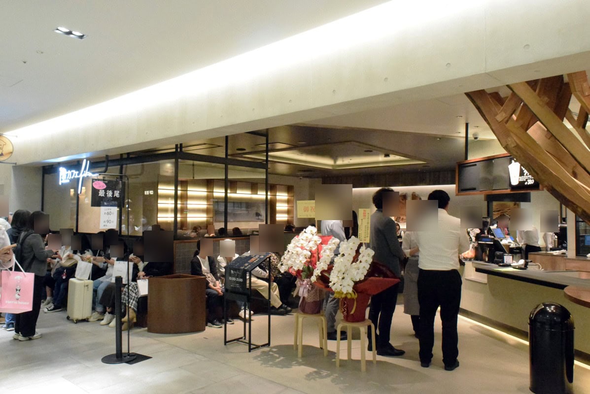 陸カフェfikaの前にできた順番待ちの列