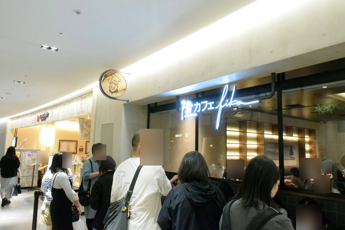 陸カフェfikaの入口とネオン看板