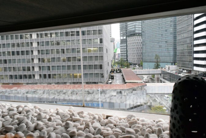 俺の割烹 梅田北新地の個室の窓から見える梅田のビル街
