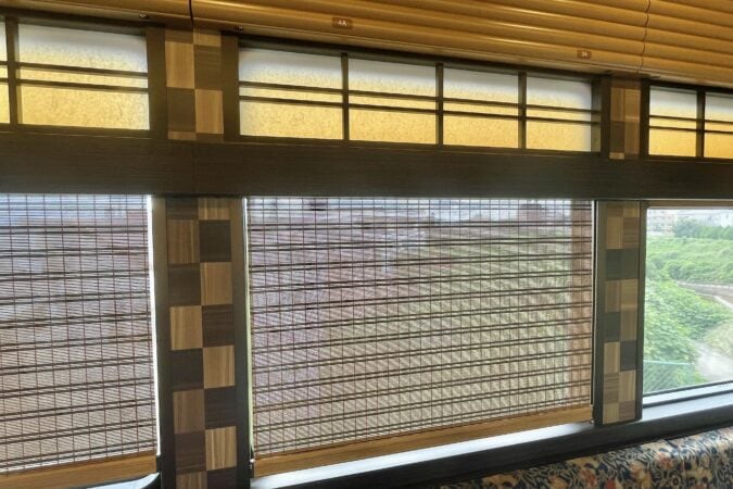 京とれいん 雅洛 2号車のすだれ風の日よけ