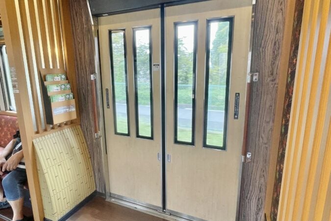 京とれいん 雅洛の乗降扉付近