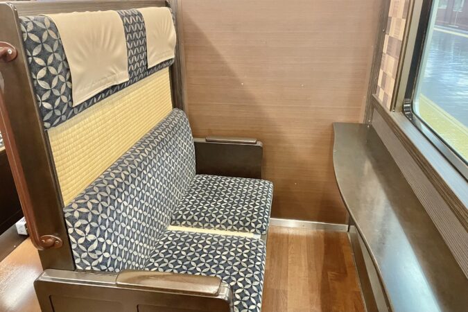 京とれいん 雅洛 4号車の窓向きの座席