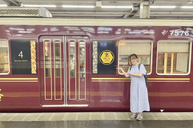 大阪梅田駅のホームに停車中の京とれいん 雅洛