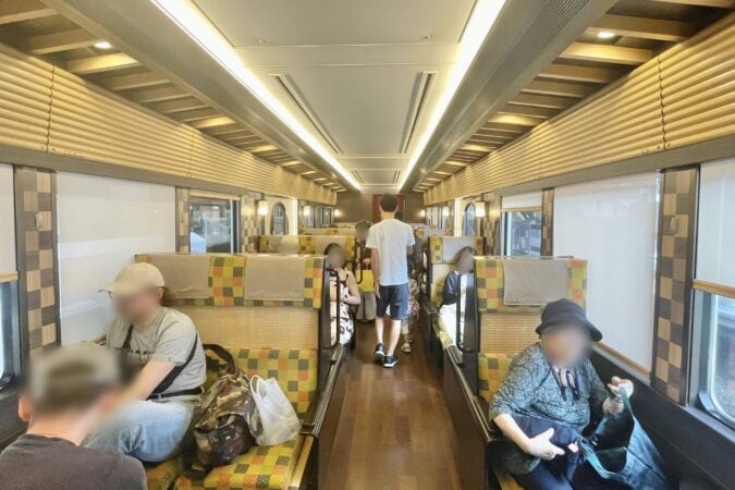 京とれいん 雅洛 6号車（早春・梅）の車内