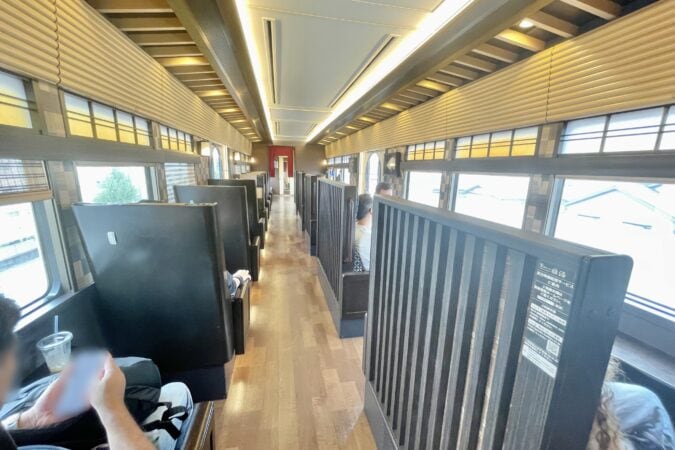 京とれいん 雅洛 4号車（夏・葵）の車内