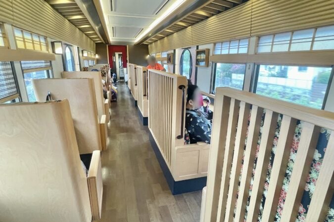 京とれいん 雅洛 3号車（春・桜）の車内