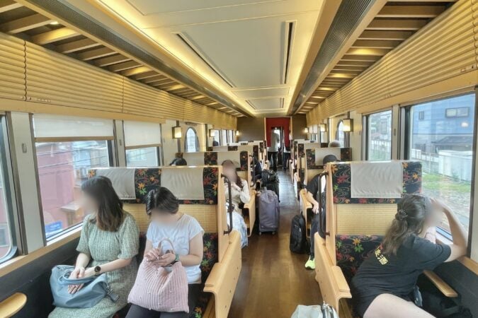 京とれいん 雅洛 1号車（秋・楓）の車内