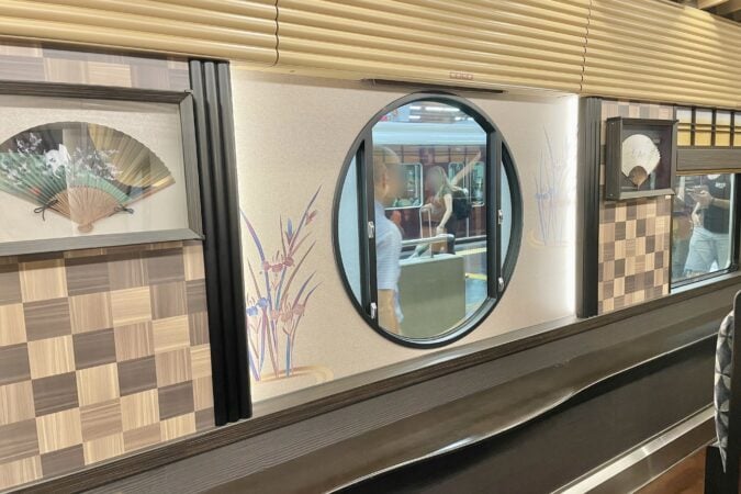 京とれいん 雅洛 4号車の葵や杜若をモチーフにした装飾