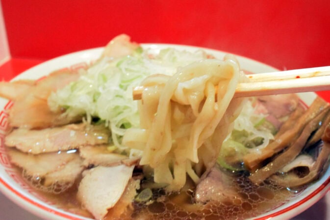 全粒粉入りの平打ち麺