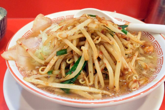 ベト皿をのせたラーメン